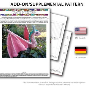K&ouml;nnte beinhalten: Ein H&auml;kelmuster f&uuml;r einen rosa Drachen mit gr&uuml;nen und blauen Akzenten. Das Muster tr&auml;gt den Titel "Add-On/Supplemental Pattern" und ist Teil der Crafty Intentions-Kollektion. Das Muster ist in Englisch, Spanisch, Deutsch und Franz&ouml;sisch verf&uuml;gbar.
