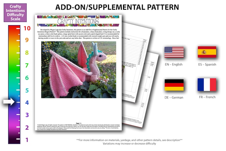 K&ouml;nnte beinhalten: Ein H&auml;kelmuster f&uuml;r einen rosa Drachen mit gr&uuml;nen und blauen Akzenten. Das Muster tr&auml;gt den Titel "Add-On/Supplemental Pattern" und ist Teil der Crafty Intentions-Kollektion. Das Muster ist in Englisch, Spanisch, Deutsch und Franz&ouml;sisch verf&uuml;gbar.