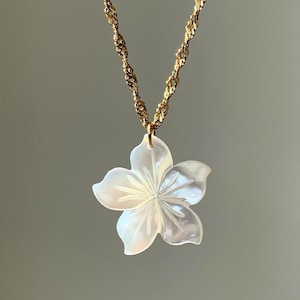 Halskette mit weißer Muschel Blume, Azalee Blume, Perlmutt, natürliche weiße Muschel, wasserdichtes Antitarnish, Geschenk für sie, 18k Goldkette