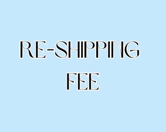 Puede incluir: Fondo azul claro con las palabras "RE-SHIPPING FEE" en una fuente negra y elegante. El texto está centrado, con "RE-SHIPPING" arriba y "FEE" abajo. La fuente tiene un diseño único y estilizado.