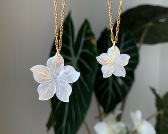 white shell flower necklace, gold beach necklace, mother of pearl pendant, natural white seashell, vacation jewelry, gift for her