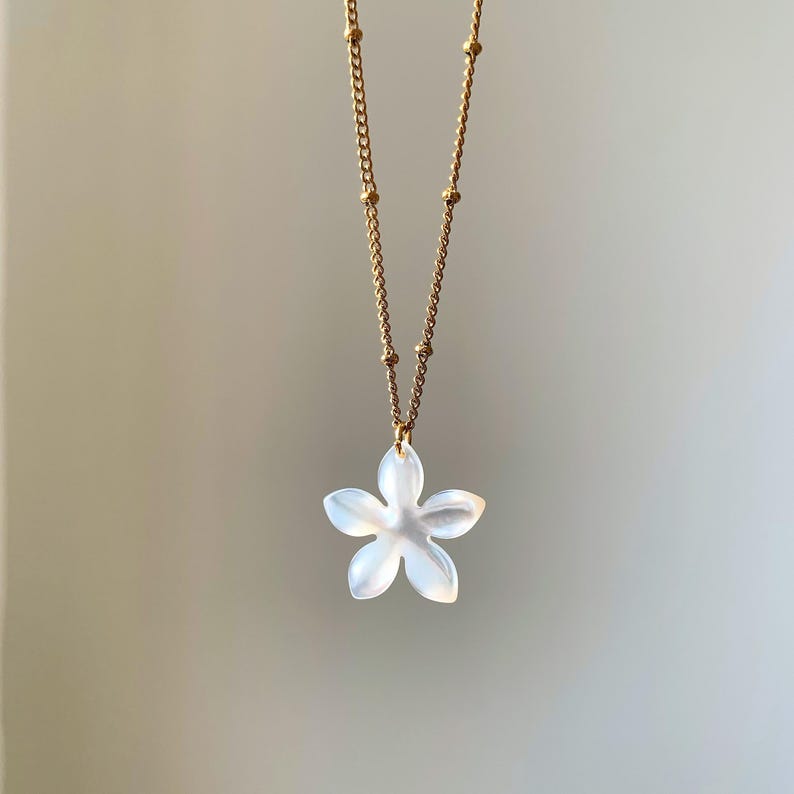 NM SHELL NECKLACE - DOUBLE FLOWER