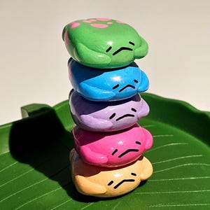 Handmade Cold Porcelain Worry Frog – Stackable Tea Pet, Fidget Stone