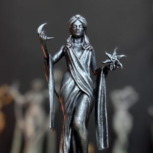 Estatua de la Diosa Nacida de las Estrellas: Decoración Celestial de Resina Impresa en 3D