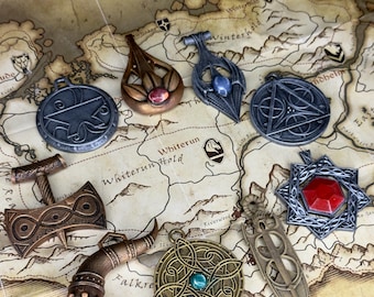 Collezione completa di nove amuleti divini di Skyrim - Medaglioni di Talos Mara e Akatosh