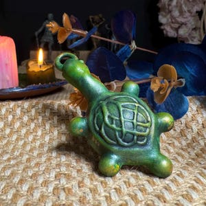 一頭の亀のお守り - エルデンリング エルドツリーの影 ハンドメイド コレクション ファンタジー デスク装飾 RPG ゲーマー ギフト