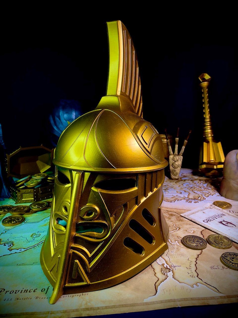 K&ouml;nnte beinhalten: Ein goldfarbener Helm mit aufwendigen Details und einem hohen, vertikalen Kamm. Der Helm hat einen Gesichtsschutz mit einem stilisierten Design. Der Hintergrund zeigt eine Karte, M&uuml;nzen und einen Streitkolben, was auf ein Fantasy- oder historisches Thema hindeutet.