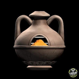 Könnte beinhalten: 3D-gerenderte, grau-keramikartige Vase mit zwei Henkeln und einer kleinen Öffnung, die einen Haufen orangefarbenen Materials freilegt. Das Gefäß hat eine strukturierte Oberfläche und steht auf schwarzem Hintergrund. Der Boden hat ein dekoratives Muster.