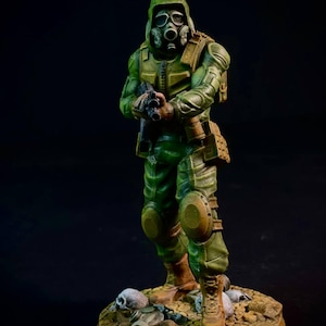 Resin Stalker Raider Figure: Post-Apocalyptic Gas Mask Decor