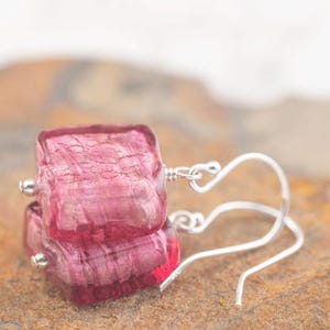 ルビーピンクのムラーノガラスのイヤリング、7月の誕生石、ベネチアンガラスのイヤリング、彼女へのプレゼント