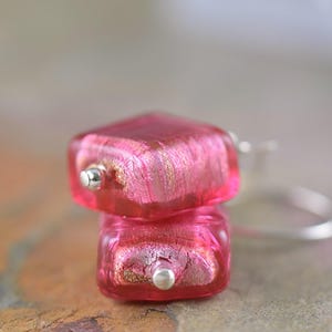 Rubin rosa Murano Glas Ohrringe, Juli Geburtsstein, venezianische Glas Ohrringe, Geschenke für sie