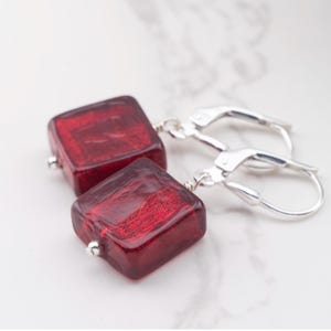 ガーネットレッドのムラーノガラスイヤリング、1月の誕生石ジュエリー、スクエア型のダングルイヤリング、彼女へのプレゼント