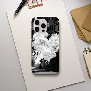 Może przedstawiać: Czarno-białe etui na telefon z sercowatą chmurą dymu w środku. Etui na telefon ma wycięcie na obiektyw aparatu.