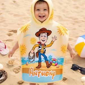 Puede incluir: Una taza de cer&aacute;mica blanca con un asa negra y el texto "But First, Coffee" en un estilo manuscrito. La taza est&aacute; sobre una superficie blanca. La taza mide aproximadamente 10 cm de alto.