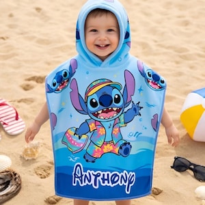 Puede incluir: Una toalla de playa con capucha azul claro con un dise&ntilde;o de personaje de dibujos animados. La toalla tiene un borde azul con el nombre "Anthony" impreso. La imagen tambi&eacute;n incluye un bal&oacute;n de playa, gafas de sol y chanclas.