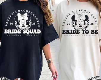 Puede incluir: Dos camisetas blancas y negras con un gráfico de Mickey Mouse y el texto "Baylee's Bachelorette" y "Bride Squad" o "Bride to Be".