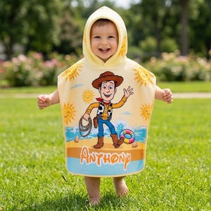 Toalla con capucha personalizada de Woody de Toy Story, toalla infantil personalizada de Woody de Disney, pareo de playa personalizado para niños pequeños, regalo de verano de Disney para niños imagen 5