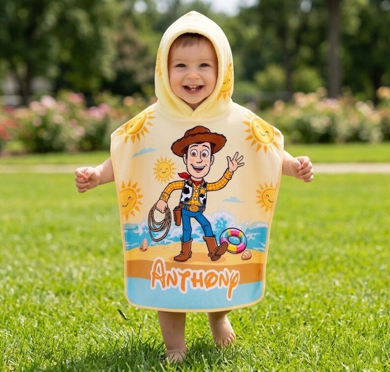 Toalla con capucha personalizada de Woody de Toy Story, toalla infantil personalizada de Woody de Disney, pareo de playa personalizado para niños pequeños, regalo de verano de Disney para niños imagen 5