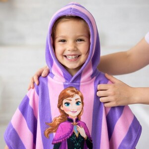 Puede incluir: Una taza de cer&aacute;mica blanca con asa negra y el texto "But First, Coffee" en negrita negra. La taza se encuentra sobre un fondo borroso, resaltando su dise&ntilde;o limpio.