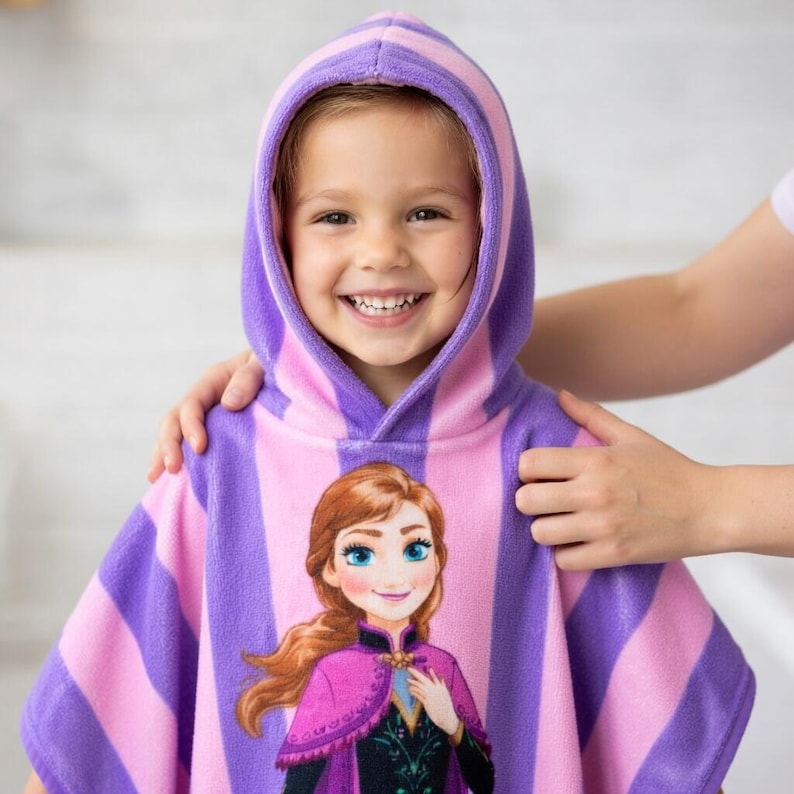 Puede incluir: Una taza de cer&aacute;mica blanca con asa negra y el texto "But First, Coffee" en negrita negra. La taza se encuentra sobre un fondo borroso, resaltando su dise&ntilde;o limpio.