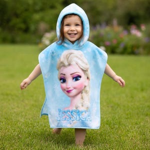 Puede incluir: Una taza de cer&aacute;mica blanca con un asa negra y el texto "But First, Coffee" en negrita negra. La taza se encuentra sobre un fondo borroso, sugiriendo un ambiente acogedor.