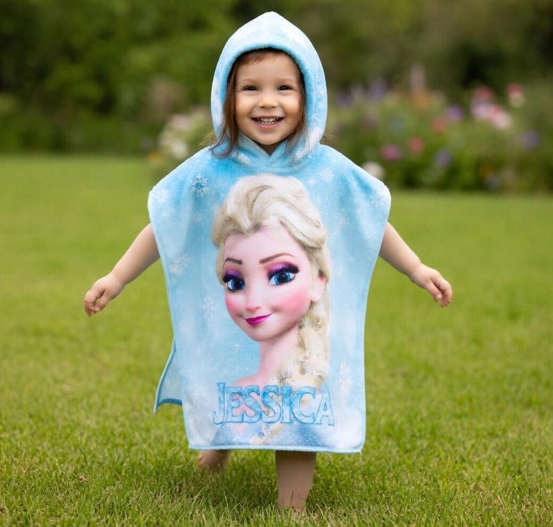 Puede incluir: Una taza de cer&aacute;mica blanca con un asa negra y el texto "But First, Coffee" en negrita negra. La taza se encuentra sobre un fondo borroso, sugiriendo un ambiente acogedor.