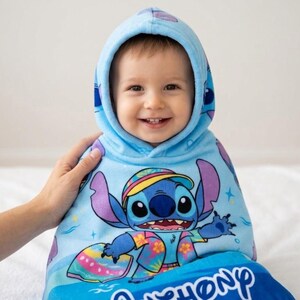 Puede incluir: Una taza de cer&aacute;mica blanca con asa negra y el texto "But First, Coffee" en estilo manuscrito. La taza est&aacute; sobre una superficie blanca. Ideal para bebidas calientes.