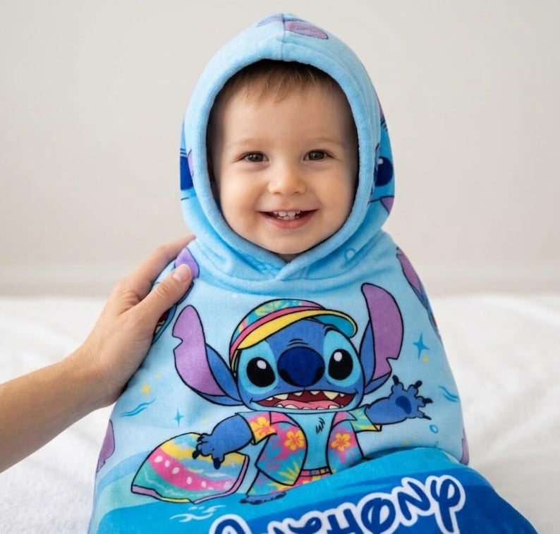 Puede incluir: Una taza de cer&aacute;mica blanca con asa negra y el texto "But First, Coffee" en estilo manuscrito. La taza est&aacute; sobre una superficie blanca. Ideal para bebidas calientes.