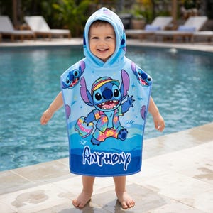 Puede incluir: Una toalla de playa con capucha azul claro con un personaje de dibujos animados. La toalla presenta un gran gr&aacute;fico del personaje con ropa de playa colorida. El nombre "Anthony" est&aacute; escrito en blanco en la parte inferior. Dise&ntilde;ado para ni&ntilde;os.