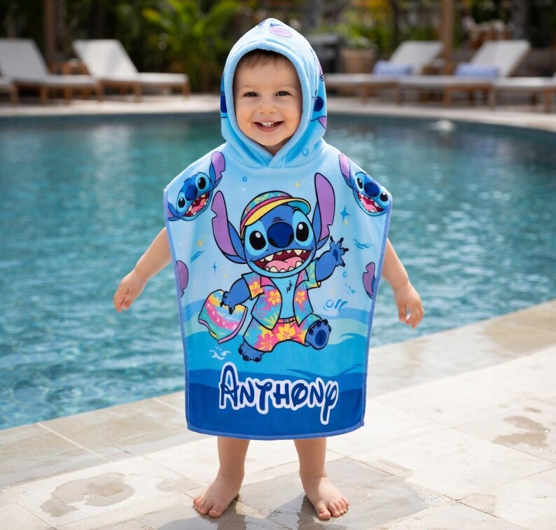 Puede incluir: Una toalla de playa con capucha azul claro con un personaje de dibujos animados. La toalla presenta un gran gr&aacute;fico del personaje con ropa de playa colorida. El nombre "Anthony" est&aacute; escrito en blanco en la parte inferior. Dise&ntilde;ado para ni&ntilde;os.
