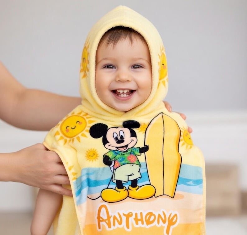 Puede incluir: Un letrero de madera r&uacute;stico con el texto "Welcome to our home" en letras blancas. El letrero presenta un acabado envejecido y un dise&ntilde;o simple y acogedor, perfecto para la decoraci&oacute;n de la puerta principal.