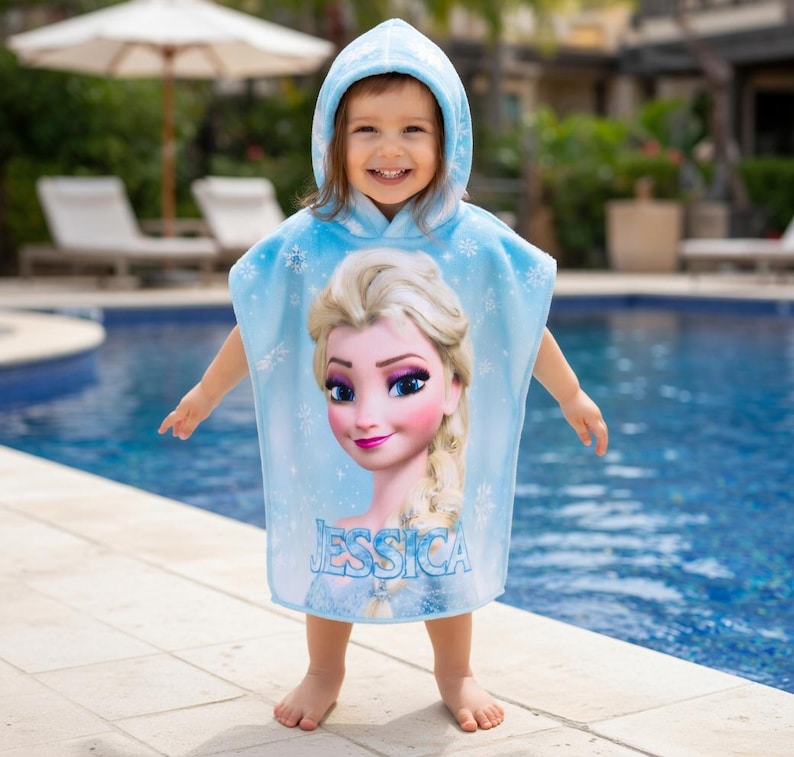 Toalla con capucha personalizada de Frozen Elsa, toalla infantil personalizada de Disney Elsa, pareo de playa personalizado para niños pequeños, regalo de verano de princesa Disney imagen 1