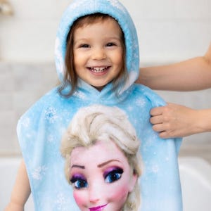 Toalla con capucha personalizada de Frozen Elsa, toalla infantil personalizada de Disney Elsa, pareo de playa personalizado para niños pequeños, regalo de verano de princesa Disney imagen 5