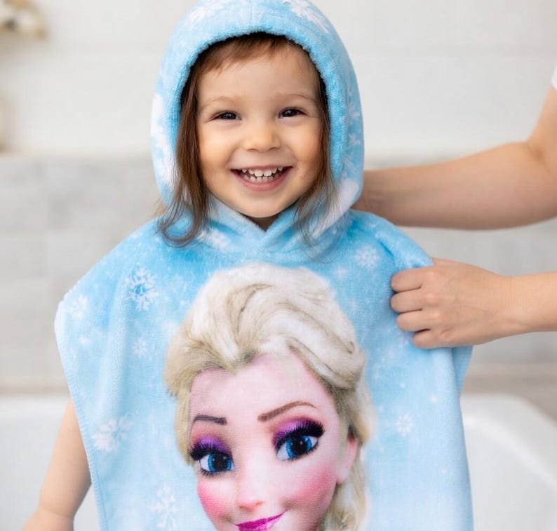 Toalla con capucha personalizada de Frozen Elsa, toalla infantil personalizada de Disney Elsa, pareo de playa personalizado para niños pequeños, regalo de verano de princesa Disney imagen 5