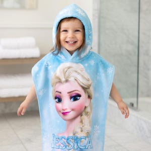 Puede incluir: Un juego de tres tazas de cer&aacute;mica con un acabado mate moteado en crema, marr&oacute;n claro y marr&oacute;n oscuro. Cada taza tiene un dise&ntilde;o sencillo y un asa redondeada.