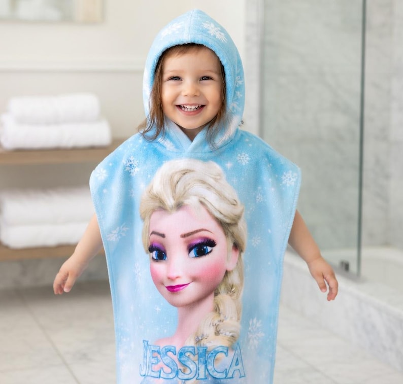 Puede incluir: Un juego de tres tazas de cer&aacute;mica con un acabado mate moteado en crema, marr&oacute;n claro y marr&oacute;n oscuro. Cada taza tiene un dise&ntilde;o sencillo y un asa redondeada.