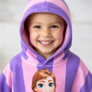 Toalla con capucha personalizada de Elsa y Anna, toalla de playa personalizada de Disney Frozen, toalla con capucha de estilo preppy, regalo de vacaciones de verano con estampado de rayas imagen 2