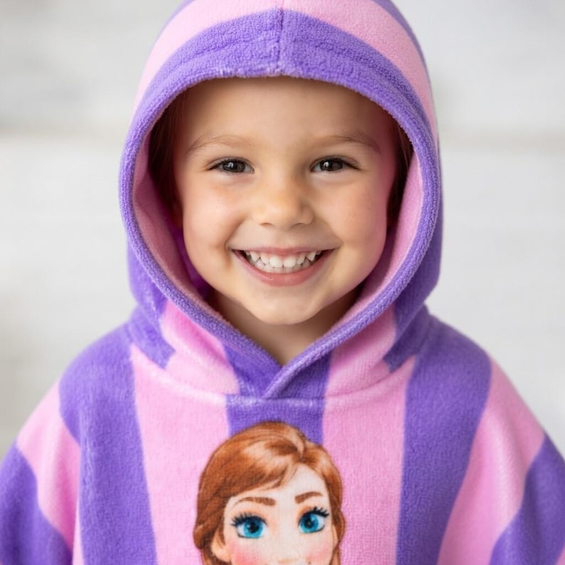 Toalla con capucha personalizada de Elsa y Anna, toalla de playa personalizada de Disney Frozen, toalla con capucha de estilo preppy, regalo de vacaciones de verano con estampado de rayas imagen 2