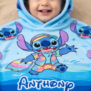 Puede incluir: Un juego de tres tazas de cer&aacute;mica con un acabado mate moteado. Las tazas son en tonos crema, gris claro y gris oscuro. Cada taza tiene un dise&ntilde;o simple y minimalista y un asa redondeada.