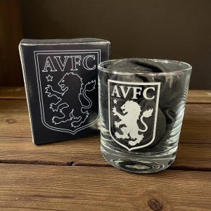 Aston Villa Anhänger offizielles personalisiertes Whisky- oder Spirituosenglas.