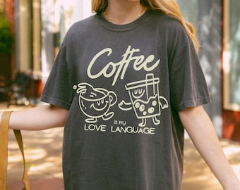 コーヒーは私の愛の言葉シャツ、コーヒー愛好家Tシャツ、バリスタ風トップス、アイスコーヒーグラフィックシャツ、カフェイン愛好家ギフト、バレンタインTシャツ
