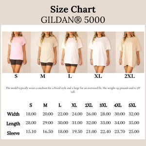 K&ouml;nnte beinhalten: Gr&ouml;&szlig;entabelle f&uuml;r Gildan 5000 T-Shirts, mit Models in verschiedenen Gr&ouml;&szlig;en. Ma&szlig;e in Zoll f&uuml;r Breite, L&auml;nge und &Auml;rmell&auml;nge, von S bis 5XL. Das Model ist 172.7 cm gro&szlig; und wiegt 65.8 kg.