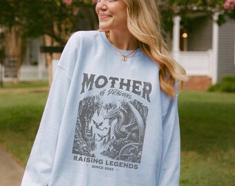 Felpa personalizzata con draghi per la festa della mamma, maglietta per la festa della mamma, felpa personalizzata per la mamma, regalo per la sua leggendaria mamma, maglietta con drago medievale fantasy