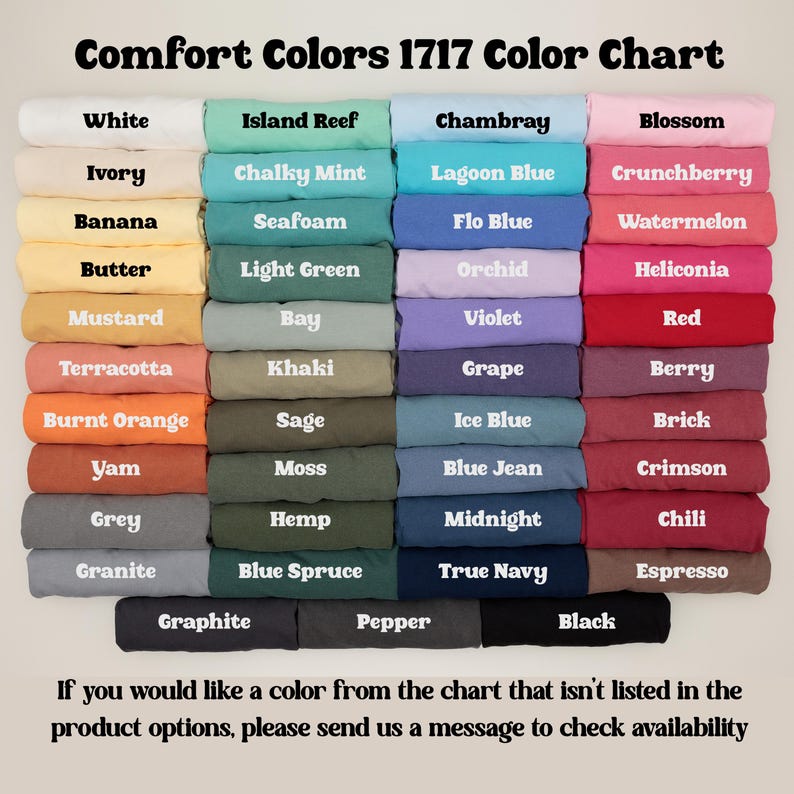Puede incluir: Una carta de colores titulada "Comfort Colors 1717 Color Chart" muestra una variedad de colores de tela. La carta incluye tonos como blanco, marfil, pl&aacute;tano, mostaza, terracota, naranja quemado, &ntilde;ame, gris y granito. Tambi&eacute;n presenta colores como arrecife de la isla, chambray y flor.
