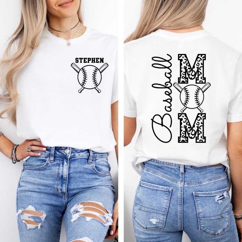 K&ouml;nnte beinhalten: Wei&szlig;es T-Shirt mit einem Baseball- und Schl&auml;ger-Design auf der Vorderseite und dem Wort "STEPHEN". Die R&uuml;ckseite des Shirts tr&auml;gt das Wort "MOM" in Leopardenmuster mit einem Baseball- und Schl&auml;ger-Design und das Wort "Baseball" vertikal geschrieben.