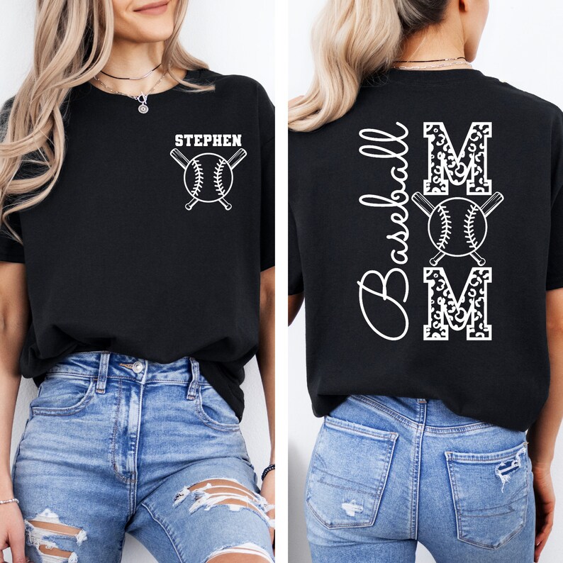 K&ouml;nnte beinhalten: Schwarzes T-Shirt mit einem wei&szlig;en Baseball- und gekreuzten Schl&auml;ger-Design auf der Vorderseite und dem Text "STEPHEN". Die R&uuml;ckseite des Shirts hat ein wei&szlig;es Design mit dem Text "Baseball MOM" mit einem Leopardenmuster.