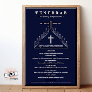 Może przedstawiać: Oprawiony wydruk z ciemnoniebieskim tłem i białym tekstem. Wydruk zatytułowany "TENEBRAE" przedstawia diagram świec i krzyż. Tekst zawiera instrukcje dotyczące nabożeństwa. Rama jest drewniana.