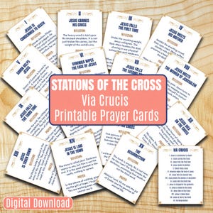 Op de afbeelding: Een verzameling witte rechthoekige gebedskaarten getiteld Stations of the Cross, Via Crucis Printable Prayer Cards. Elke kaart bevat Romeinse cijfers, titels, reflecties en gebeden in donkerblauwe tekst met gouden decoratieve randen.