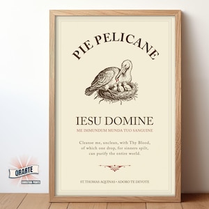 Può includere: Stampa incorniciata con un'illustrazione dettagliata di un pellicano che nutre i suoi piccoli in un nido, con le parole "PIE PELICANE" sopra. La stampa include testo religioso ed è ambientata su sfondo crema con cornice in legno.
