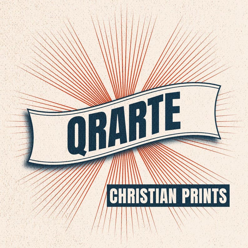 K&ouml;nnte beinhalten: Vintage-Grafik mit dem Wort "QRARTE" in Marineblau auf einem cremefarbenen Banner. Rote Linien strahlen von hinter dem Banner aus, darunter der Text "CHRISTIAN PRINTS".